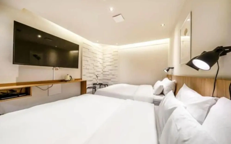 Standard Quadruple Club room