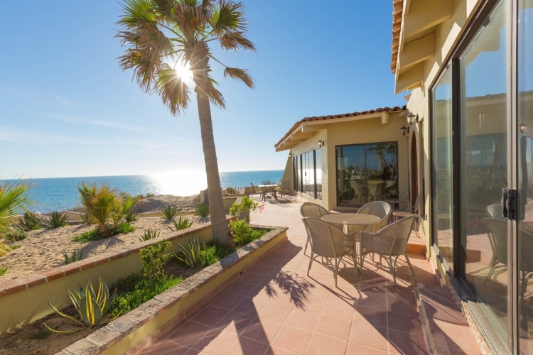 4 Bedrooms Cottage beachfront