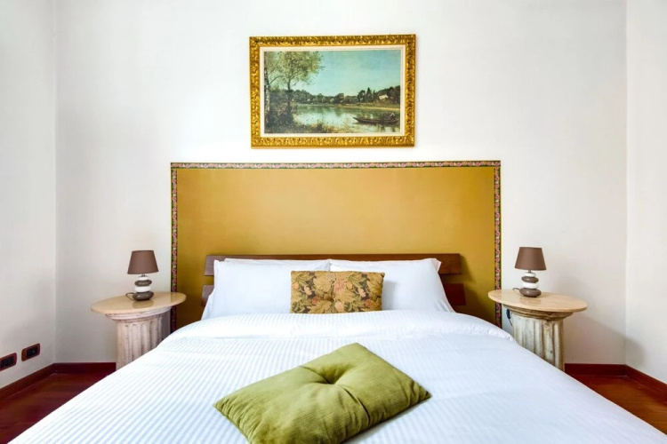 Large and Charming Flat Near Termini