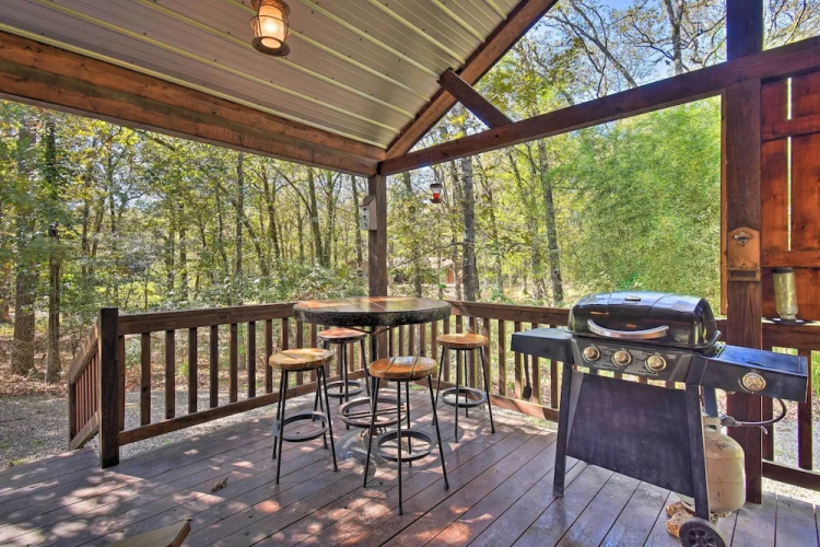 Broken Bow Hideaway w/ Hot Tub & Fire Pit!