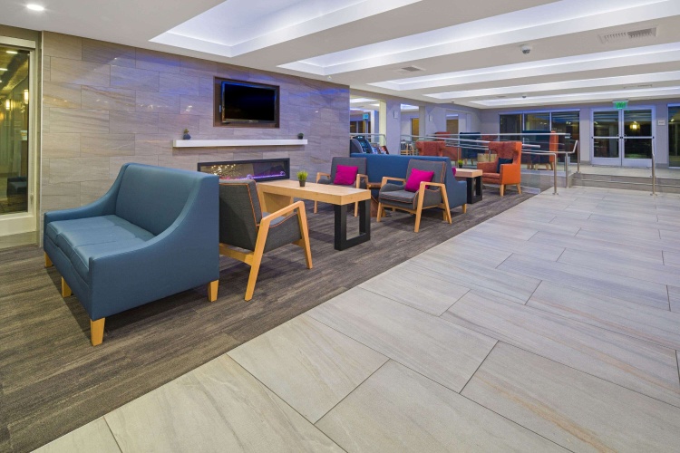 La Quinta Inn & Suites by Wyndham Orange County Airport photo 20