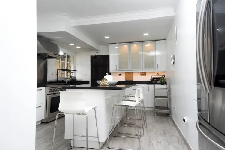8-bdr Penthouse With A Private Rooftop & Jacuzzi