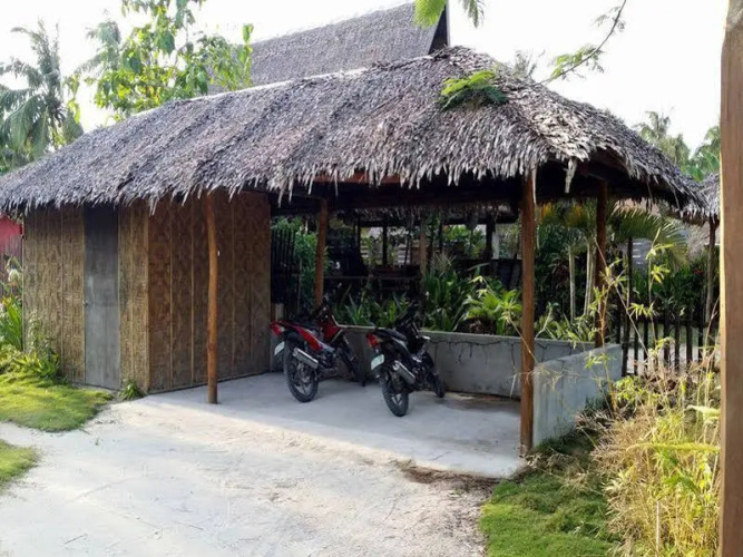 Tiki Bungalows and Bar