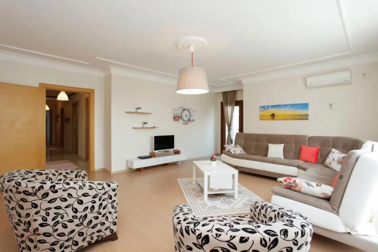 3 Bedrooms Apartment