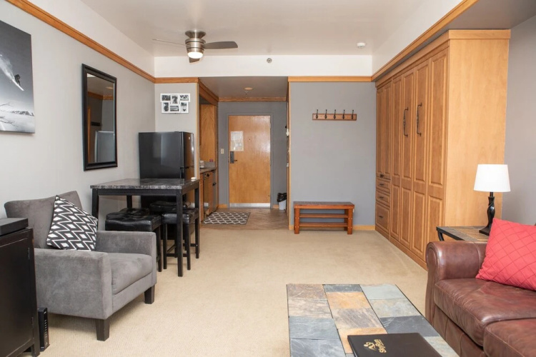 2759 Slopeside 1 Bedroom Condo by RedAwning