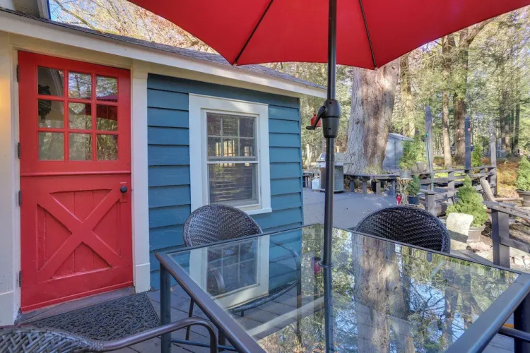 Cozy Catskills Cottage: Creekside Deck & Fire Pit