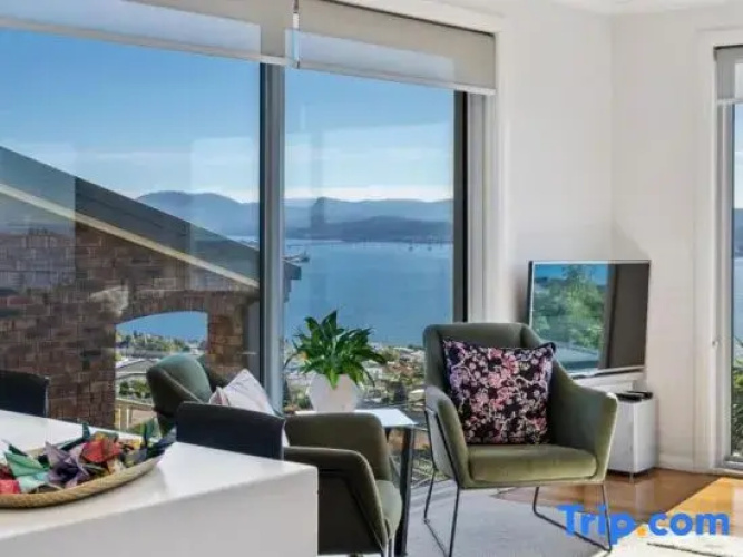 Nicolas Escape panoramic views luxury and space
