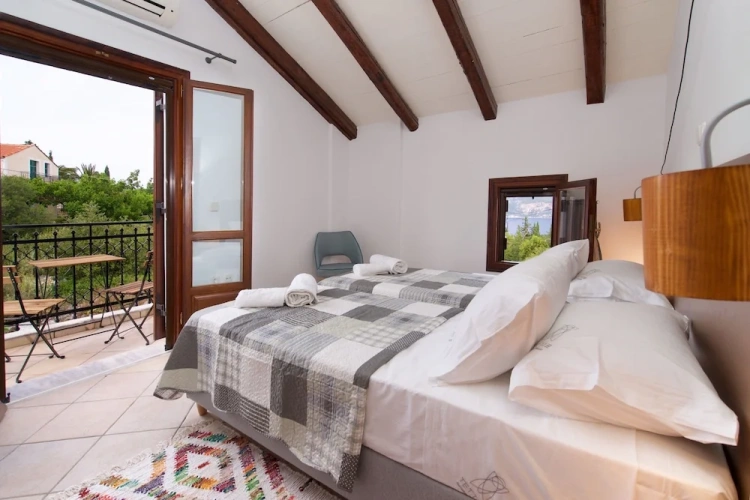 4 Bedrooms Family Cottage with sea view