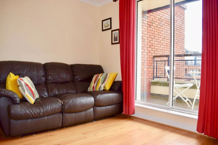 Colourful and Cosy 2 Bed in Ifsc With Balcony