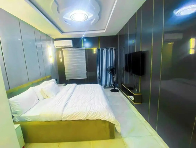 Four Crowns Serviced Apartment