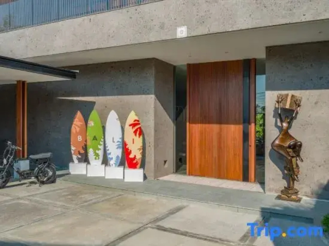 Akashi Residence | 6Br Luxe Villa Pool Slide