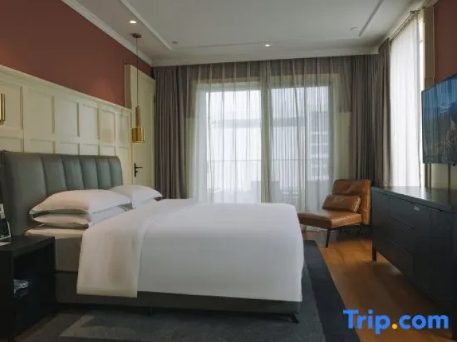 Suite with lake view