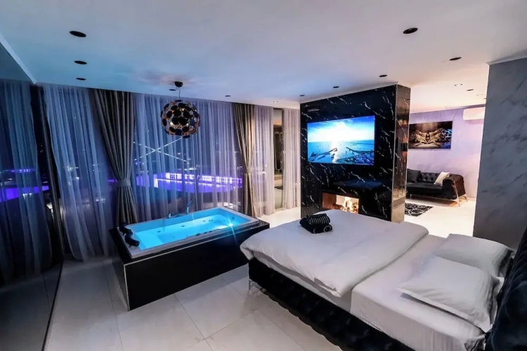 Luxury Apartment with pool view