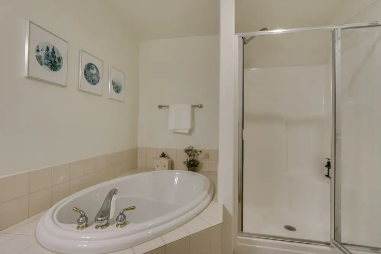 Klamath Falls Getaway w/ Pool & Hot Tub Access!