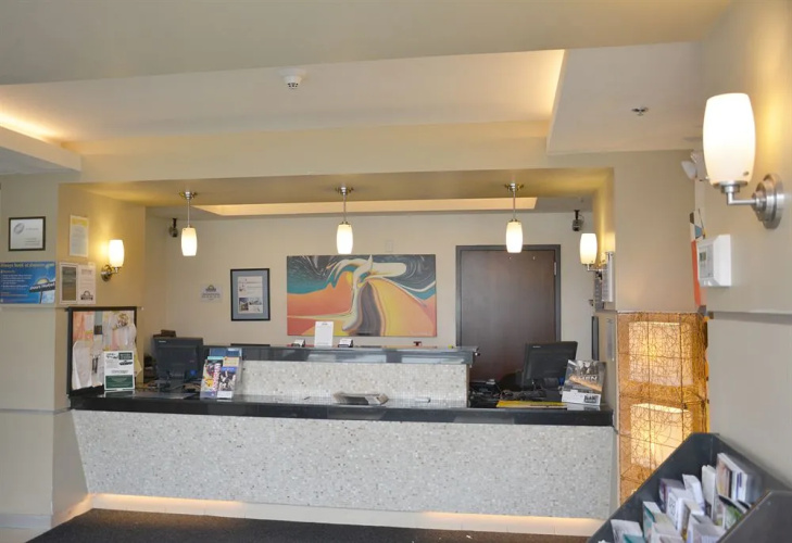 Days Inn & Suites Milwaukee