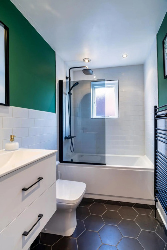 Charming & Central Apt w/ Garden & Free Parking