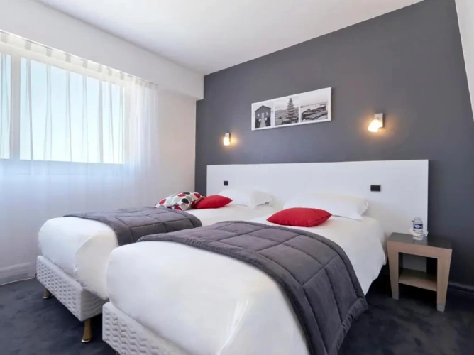 Standard Twin room with city view