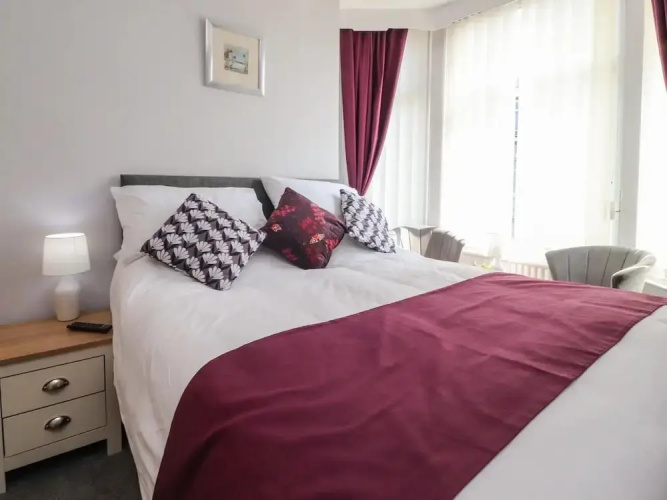 7-bed Beachside Retreat - Sleeps 14 & Pet Friendly