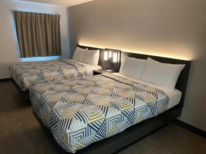 Econo Lodge Inn & Suites