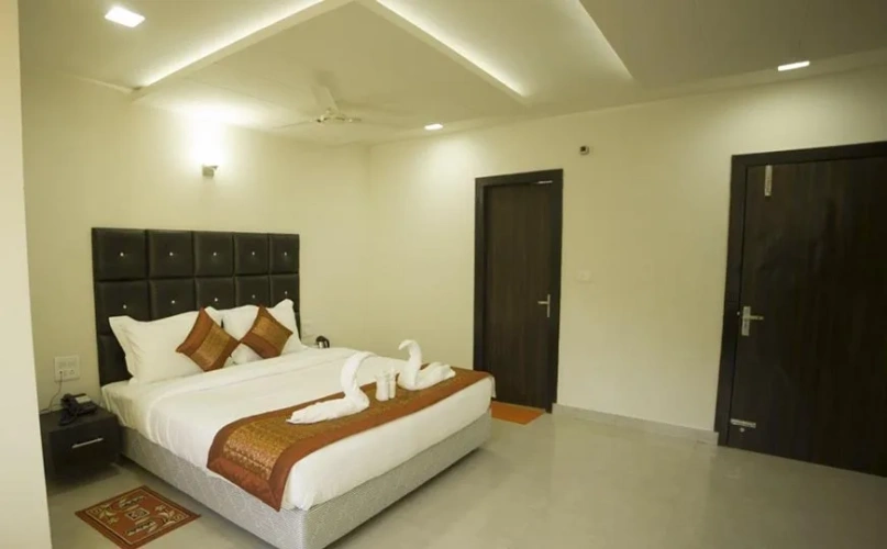 Deluxe room with land view