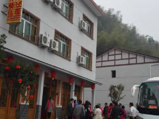 Sanyingshan Yi Inn(三清山易客山庄)