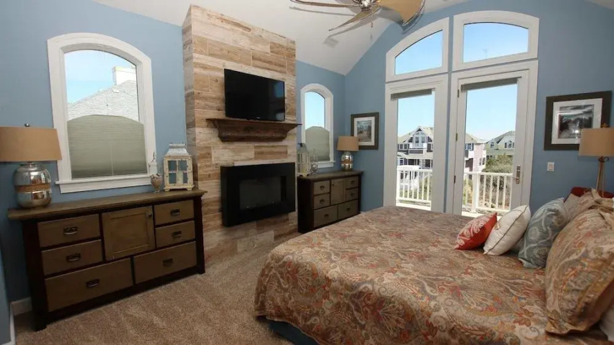 Mellow Yellow - 6 Br Home