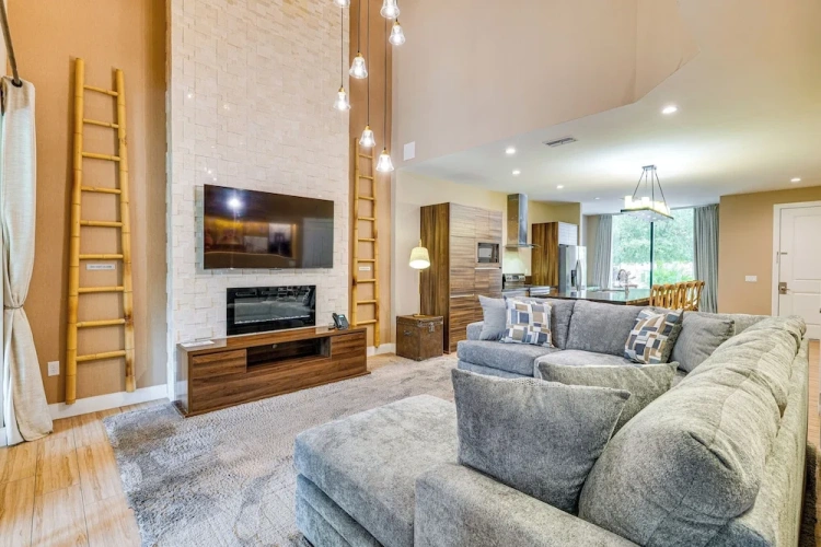 4 Bedrooms Apartment