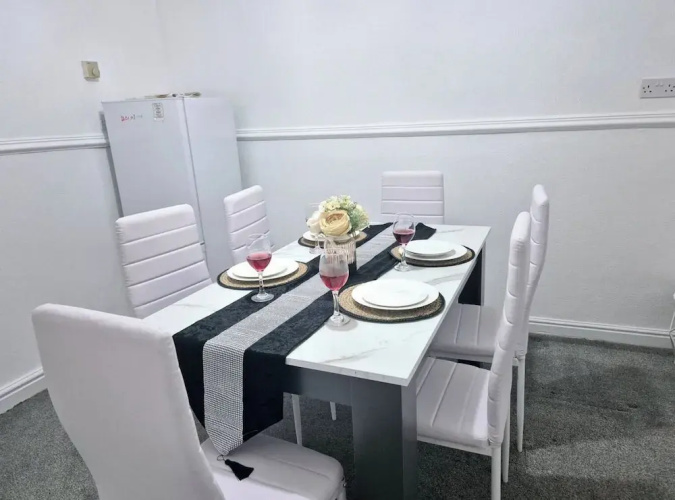 2-bed - Sleeps 6 - Free Parking