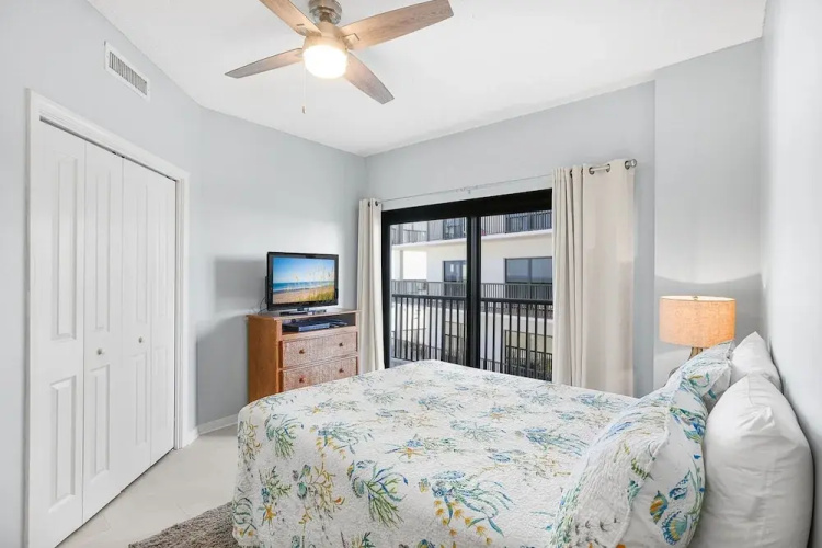 Palms 404- 4th Floor Corner Unit Beach