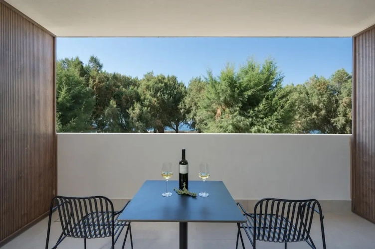 Deluxe room with balcony and with partial sea view