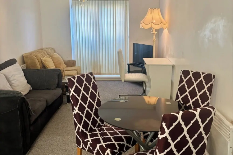 2 Bed Apartment-sleeps 4-free Parking