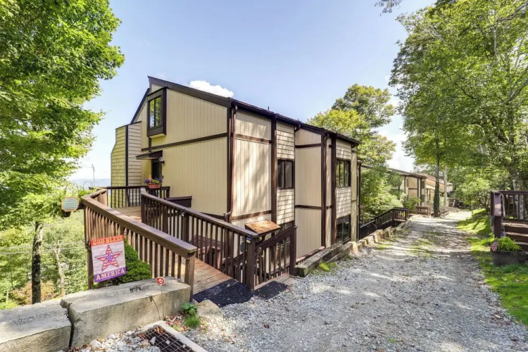 1 Mi to Ski: Condo w/ Fireplace in Beech Mountain!