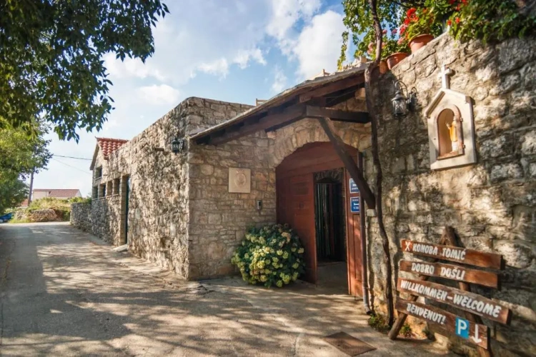 3 Bedrooms Apartment