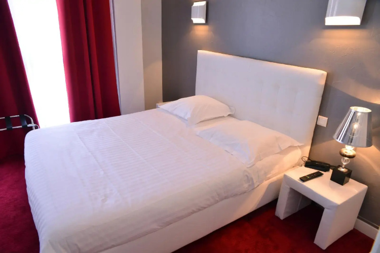 Square Hotel