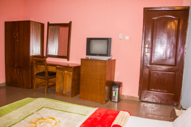 Creme Suites & Hotel