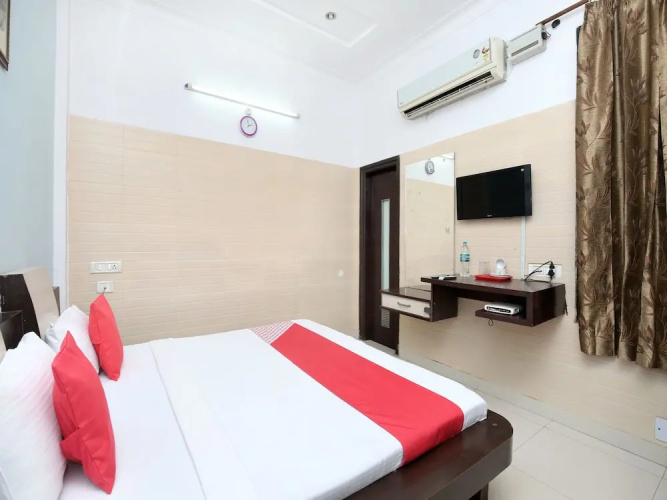 OYO 16441 Hotel Gurjeet