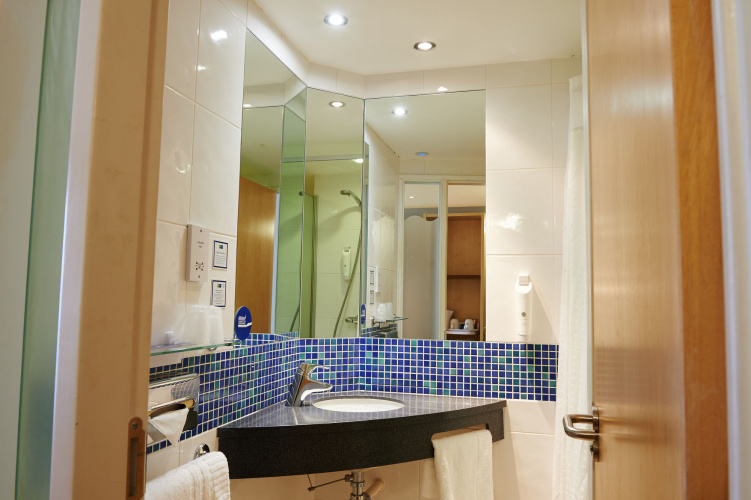 Holiday Inn Express Cheltenham Town Centre photo 11
