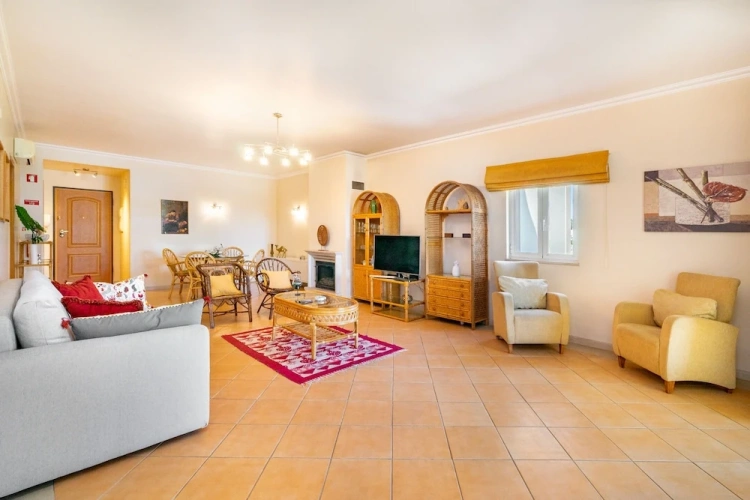 3 Bedrooms Apartment with balcony and with garden view