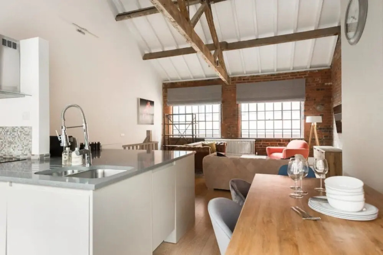 The Warehouse Loft - Trendy Converted Warehouse 3bdr