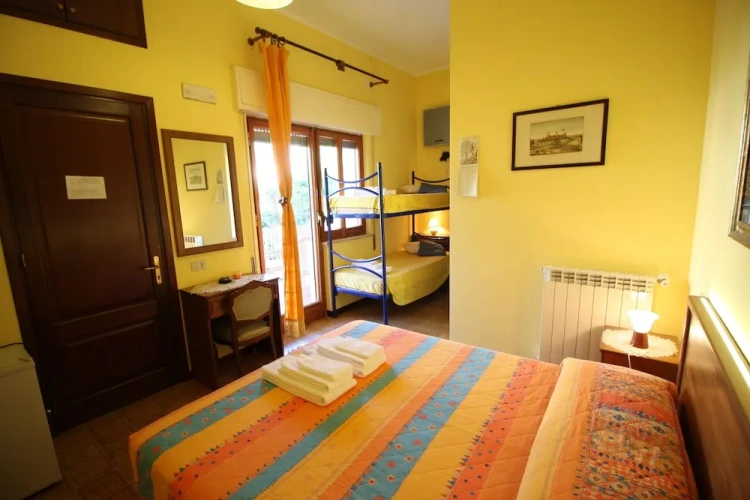 Standard Triple room