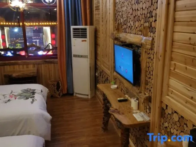 Standard Twin room with street view