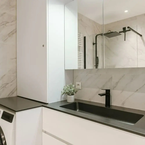 Centrally Located Modern Apartment With Parking