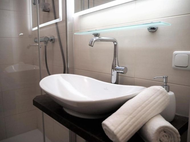 Anastacia Premium Apartment FREE Parking & Self Check-in