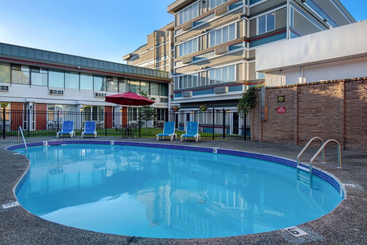 Days Inn by Wyndham Victoria Airport Sidney photo 12