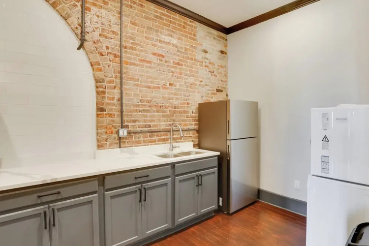 Walk to Museums! Historic Downtown Marshall Apt