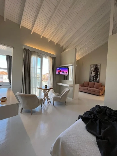 Executive Suite with pool view