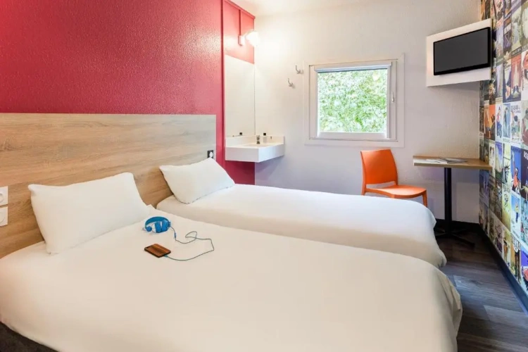 Standard Twin room with partial view
