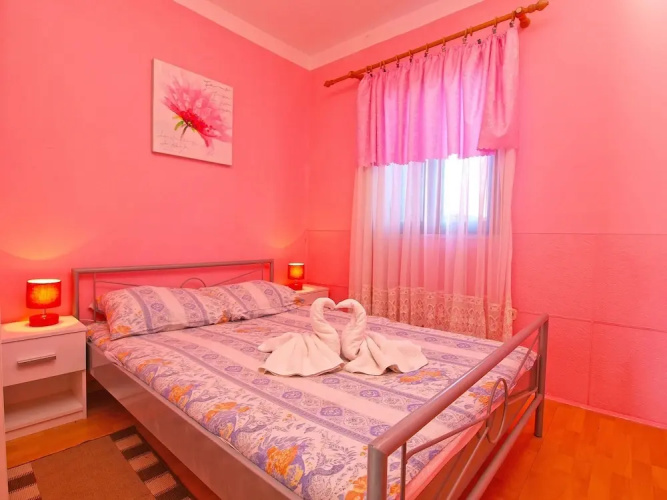 Apartment 879