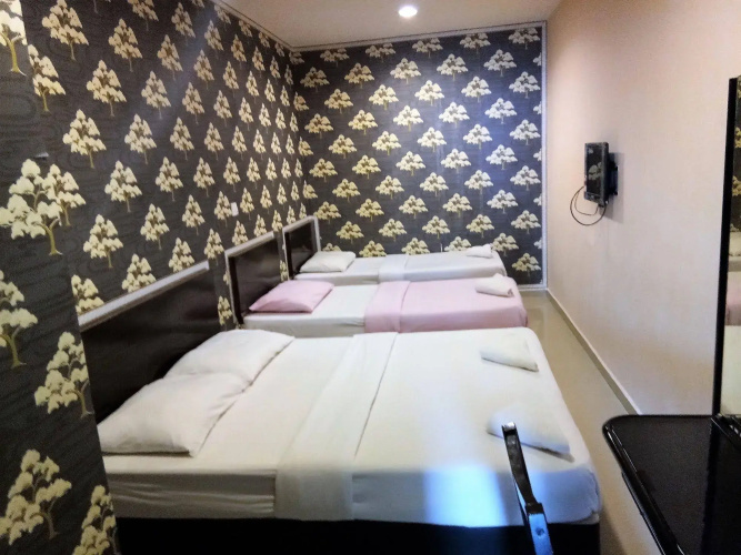 OYO 89407 EZI Hotel