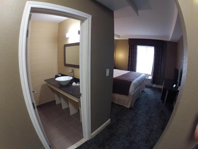 AAshram Hotel by Niagara River